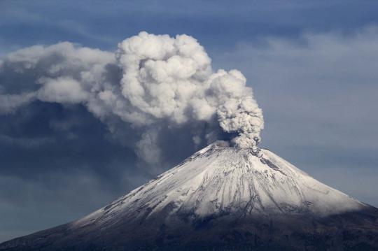 Menjelajahi 5 gunung berapi aktif paling berbahaya di dunia
