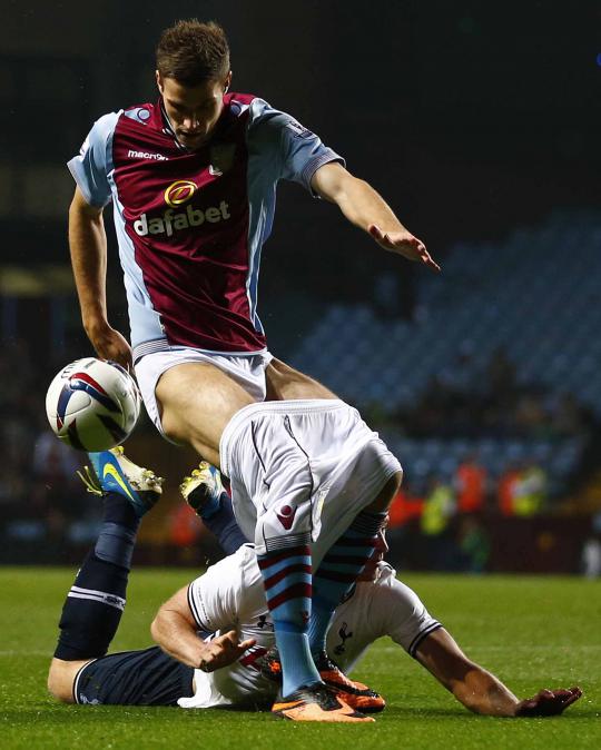 Celana melorot, penyerang Aston Villa gagal cetak gol