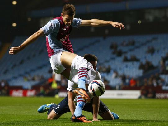 Celana melorot, penyerang Aston Villa gagal cetak gol