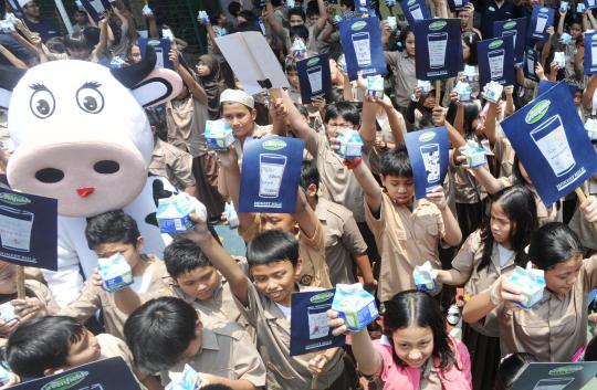 Ratusan murid SD minum susu bareng rayakan World School Milk Day