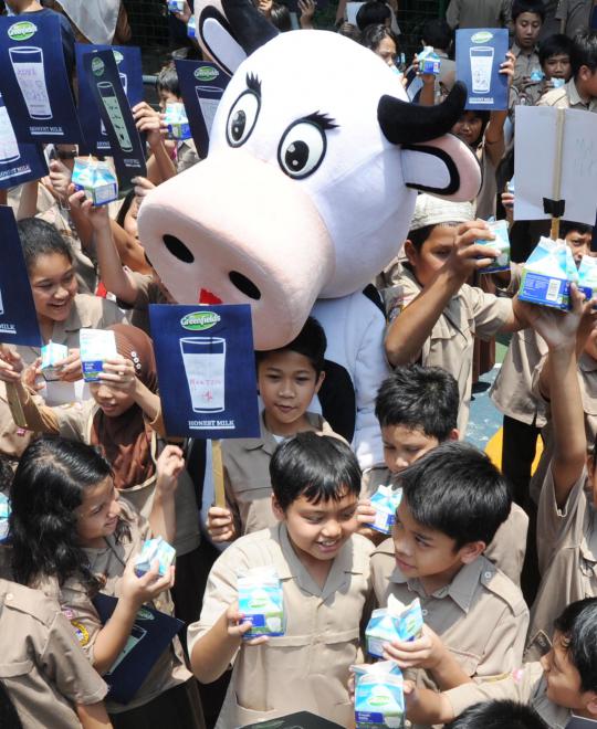 Ratusan murid SD minum susu bareng rayakan World School Milk Day