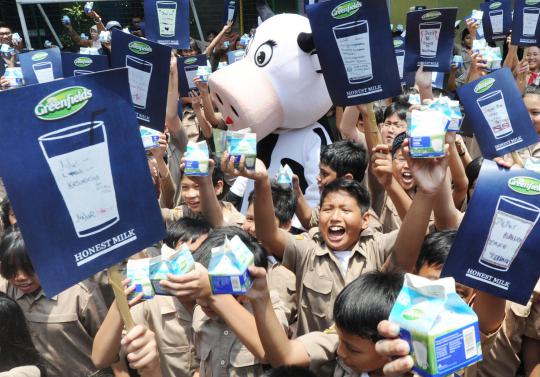 Ratusan murid SD minum susu bareng rayakan World School Milk Day