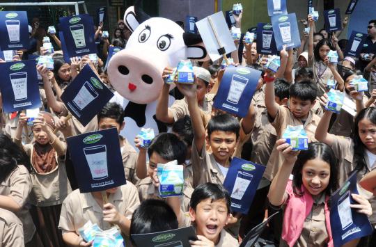 Ratusan murid SD minum susu bareng rayakan World School Milk Day