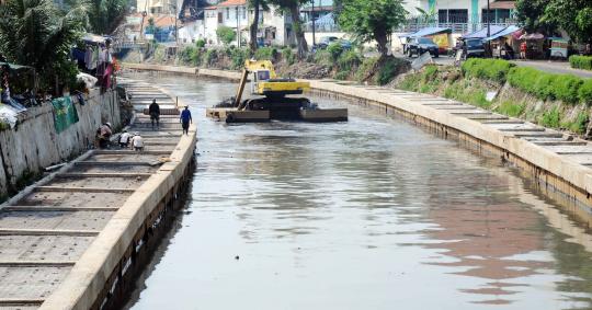 Pemasangan turap di bantaran Sungai Ciliwung