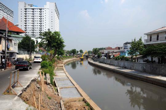 Pemasangan turap di bantaran Sungai Ciliwung