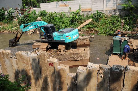 Pemasangan turap di bantaran Sungai Ciliwung