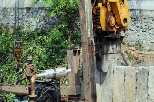 Pemasangan turap di bantaran Sungai Ciliwung