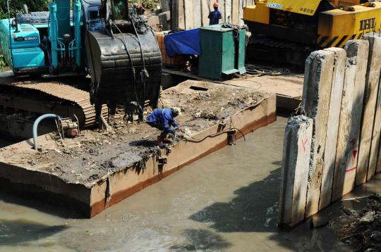 Pemasangan turap di bantaran Sungai Ciliwung