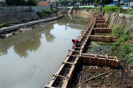 Pemasangan turap di bantaran Sungai Ciliwung