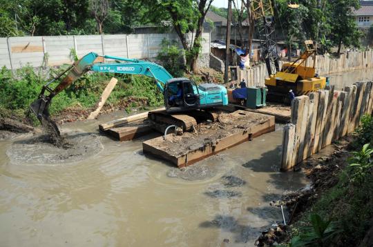 Pemasangan turap di bantaran Sungai Ciliwung