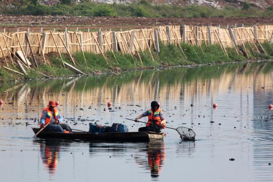 Eceng gondok dan sampah disikat dari Waduk Ria Rio