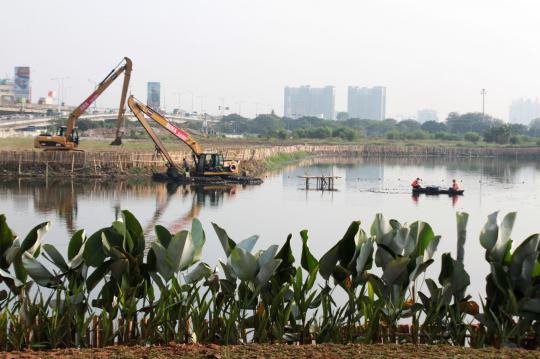 Eceng gondok dan sampah disikat dari Waduk Ria Rio