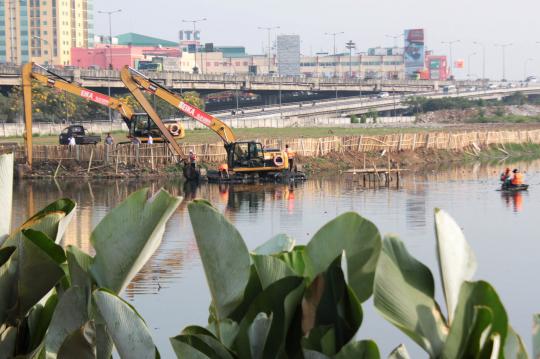 Eceng gondok dan sampah disikat dari Waduk Ria Rio