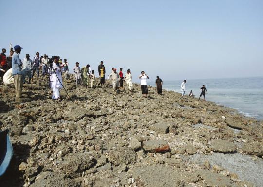 Penampakan pulau baru akibat gempa bikin geger warga Pakistan