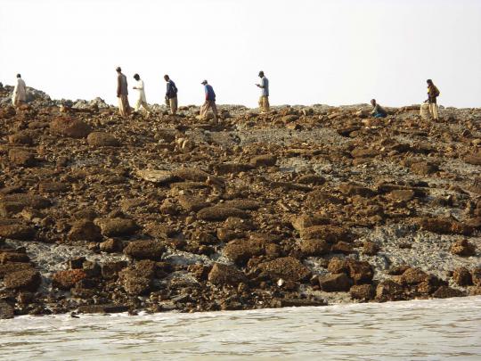 Penampakan pulau baru akibat gempa bikin geger warga Pakistan