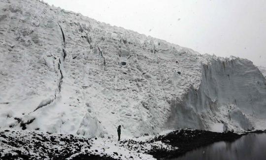 Menelusuri dinginnya Gletser Pastoruri di Peru