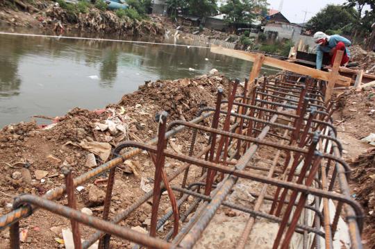 Pemasangan tanggul beton di bantaran Sungai Ciliwung, Kp. Melayu