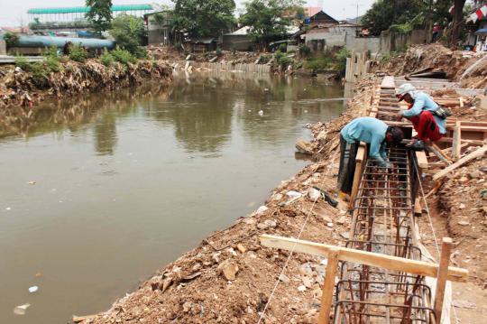 Pemasangan tanggul beton di bantaran Sungai Ciliwung, Kp. Melayu