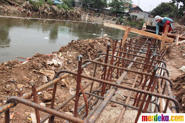 Foto : Pemasangan Tanggul Beton Di Bantaran Sungai Ciliwung, Kp. Melayu ...