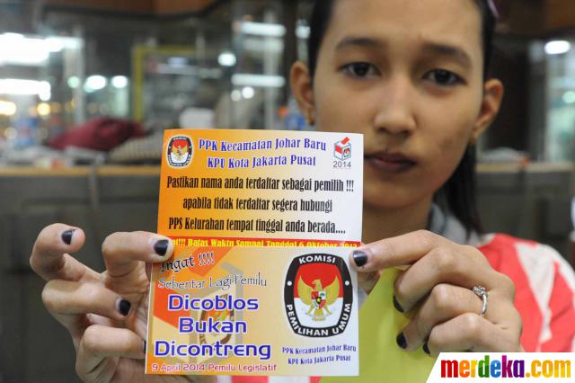 Foto : Petugas PPK sosialisasi Pemilu 2014 di Pasar Johar 