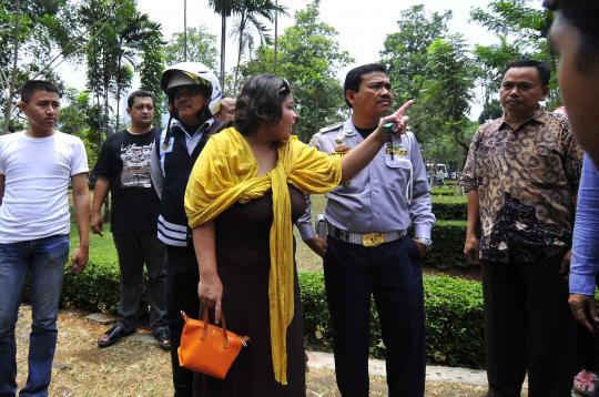 Ibu ini marah-marahi petugas Dishub karena pentil mobil dicabut