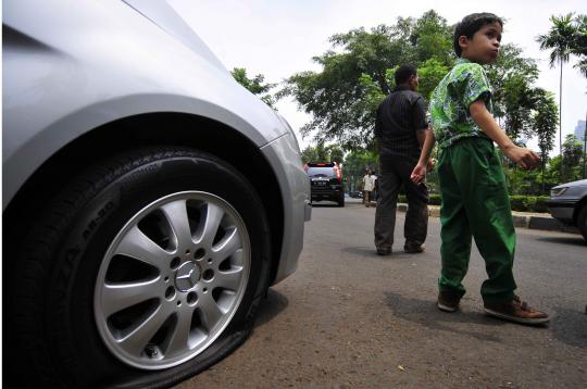 Ibu ini marah-marahi petugas Dishub karena pentil mobil dicabut