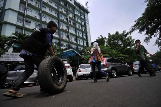 Ibu ini marah-marahi petugas Dishub karena pentil mobil dicabut