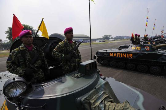 Parade kendaraan tempur jelang HUT TNI