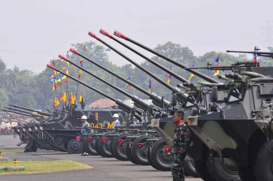 Parade kendaraan tempur jelang HUT TNI
