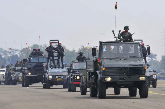 Parade kendaraan tempur jelang HUT TNI