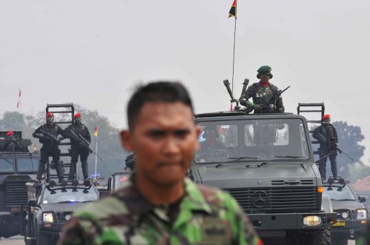 Parade kendaraan tempur jelang HUT TNI