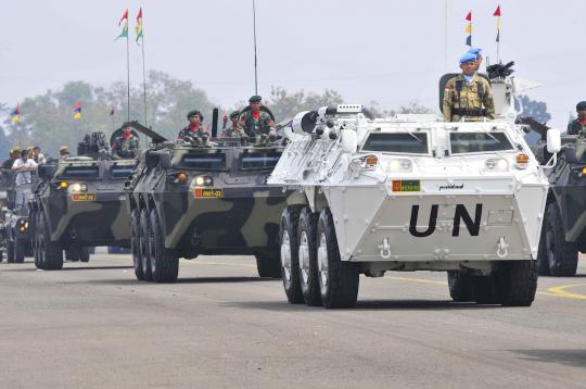 Parade kendaraan tempur jelang HUT TNI