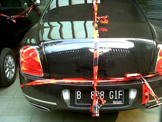 Mobil Bentley milik suami Airin disegel KPK