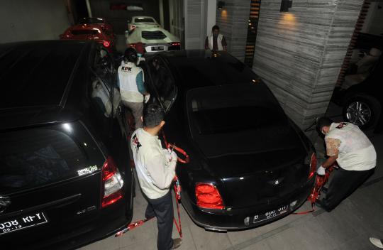 Ini deretan mobil mewah di rumah adik Ratu Atut