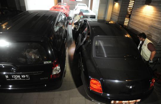 Ini deretan mobil mewah di rumah adik Ratu Atut
