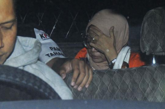 Ditahan KPK, Chairun Nisa menangis di pelukan suami