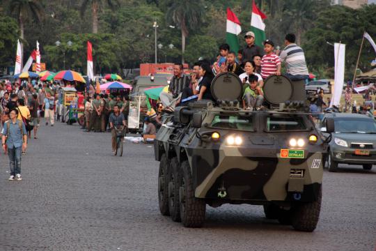 Peringati HUT TNI, warga keliling Monas naiki panser