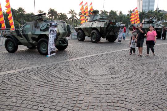 Peringati HUT TNI, warga keliling Monas naiki panser