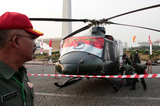 Peringati HUT TNI, warga keliling Monas naiki panser