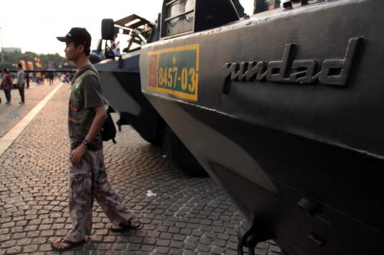 Peringati HUT TNI, warga keliling Monas naiki panser