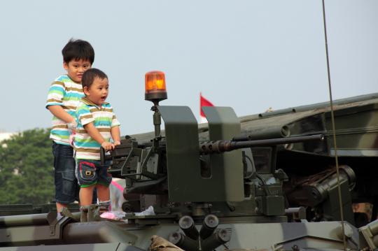 Peringati HUT TNI, warga keliling Monas naiki panser