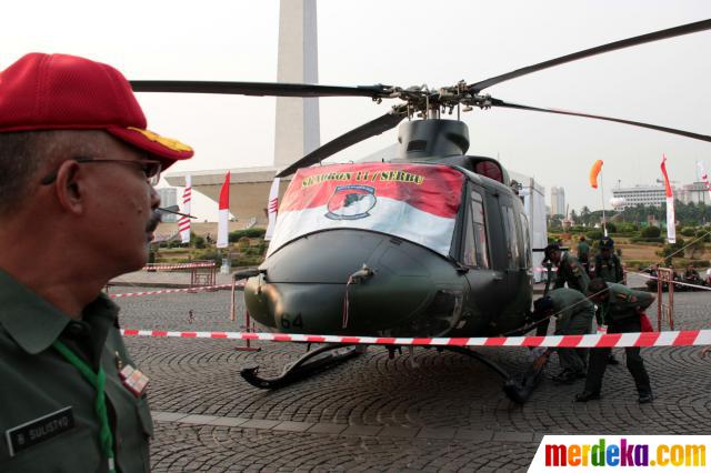 Foto : Peringati HUT TNI, warga keliling Monas naiki 