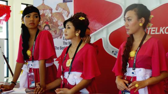 Wanita-wanita cantik warnai KTT APEC di Bali