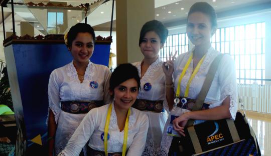 Wanita-wanita cantik warnai KTT APEC di Bali