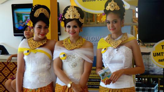 Wanita-wanita cantik warnai KTT APEC di Bali