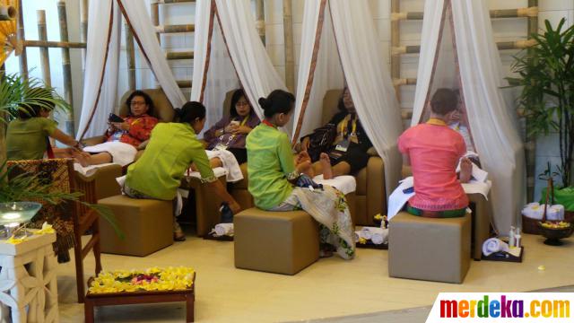 Foto : Asyiknya layanan pijat gratis di KTT APEC Bali 