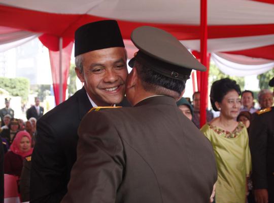 Keakraban Ganjar dan Mayjen TNI Sunindyo di perayaan HUT TNI