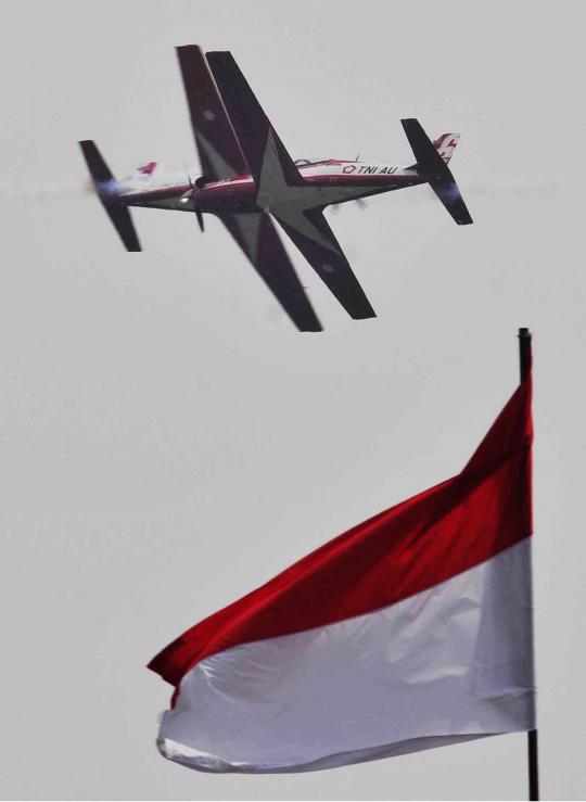 Aksi manuver pesawat tempur Indonesia di HUT ke-68 TNI