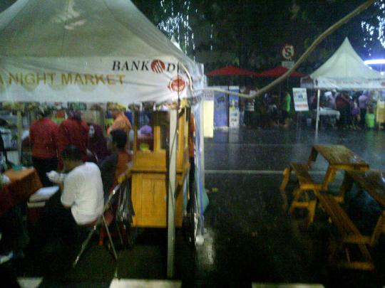 Diguyur hujan, ratusan pengunjung night market berhamburan