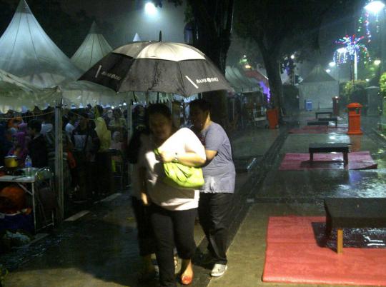 Diguyur hujan, ratusan pengunjung night market berhamburan